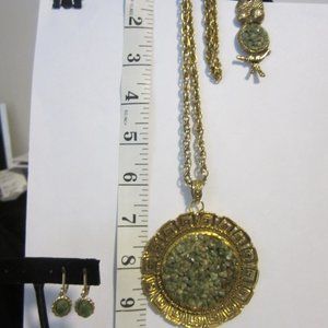 VINTAGE  Green Stone Assemble